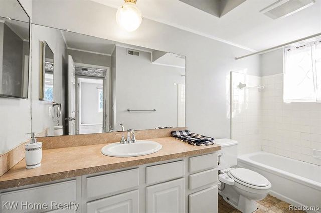 54781 Shelby Road 80, Utica, MI 48316