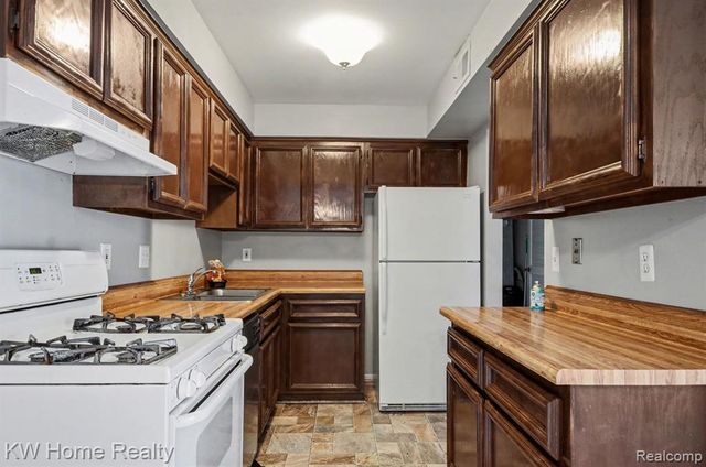 54781 Shelby Road 80, Utica, MI 48316