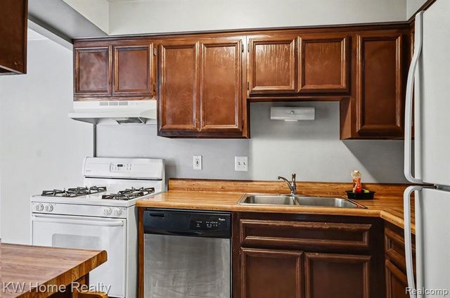 54781 Shelby Road 80, Utica, MI 48316