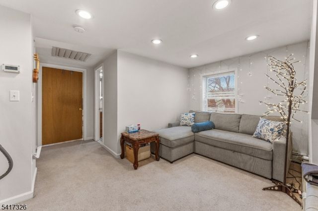 83 Village Rd, Pequannock Twp., NJ 07444