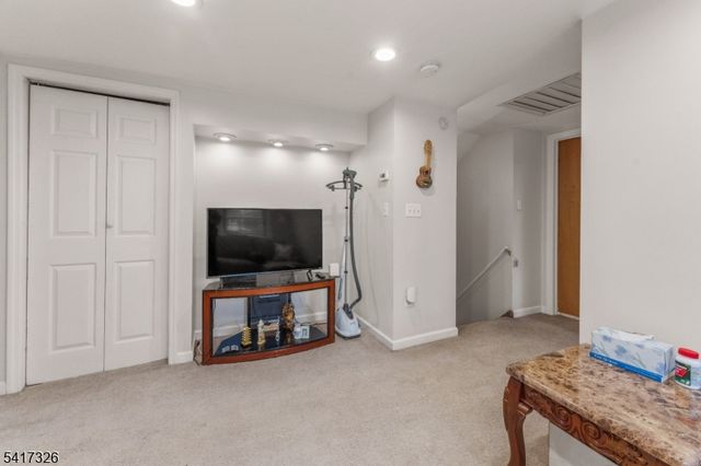 83 Village Rd, Pequannock Twp., NJ 07444