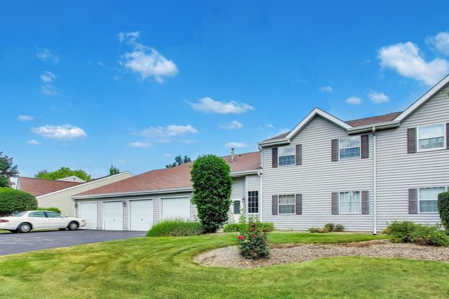 66 GANT Circle E, Streamwood, IL 60107