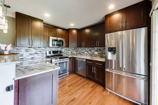 66 GANT Circle E, Streamwood, IL 60107