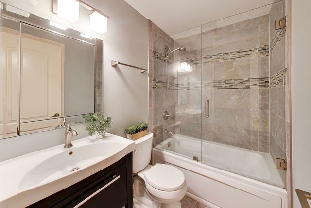 66 GANT Circle E, Streamwood, IL 60107