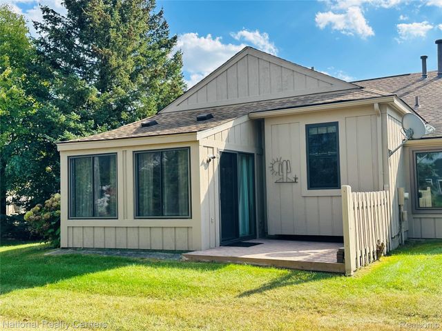 12421 Cambridge Boulevard 4, Green Oak Township, MI 48178