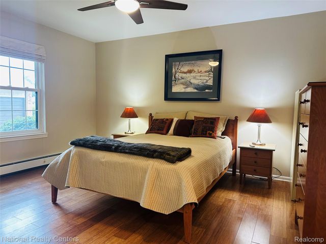 12421 Cambridge Boulevard 4, Green Oak Township, MI 48178