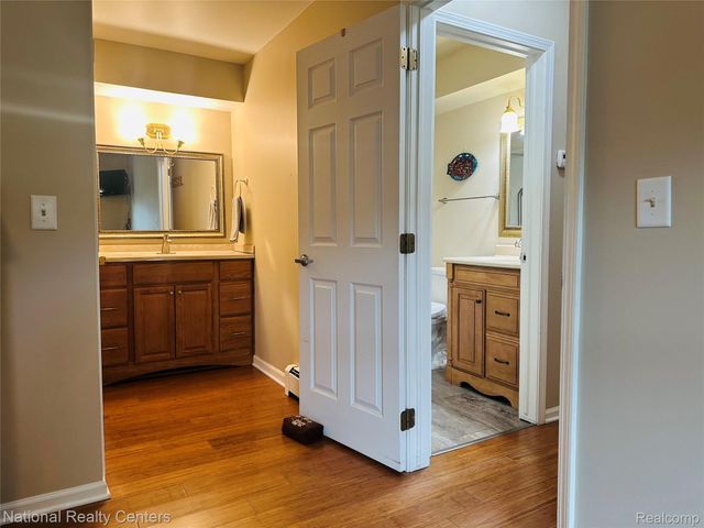 12421 Cambridge Boulevard 4, Green Oak Township, MI 48178