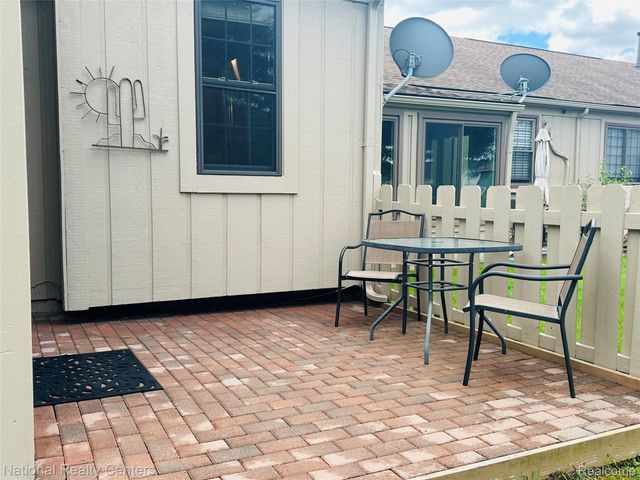 12421 Cambridge Boulevard 4, Green Oak Township, MI 48178