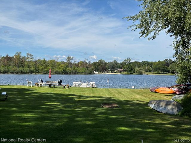 12421 Cambridge Boulevard 4, Green Oak Township, MI 48178