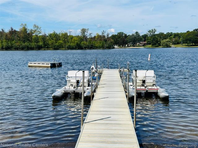 12421 Cambridge Boulevard 4, Green Oak Township, MI 48178