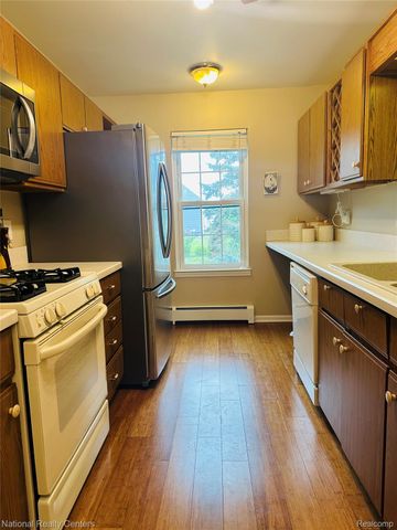 12421 Cambridge Boulevard 4, Green Oak Township, MI 48178