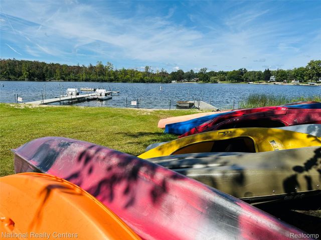 12421 Cambridge Boulevard 4, Green Oak Township, MI 48178