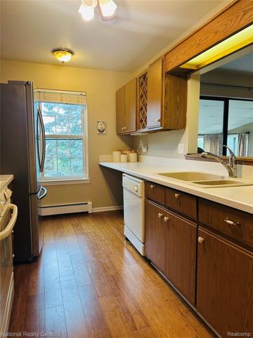 12421 Cambridge Boulevard 4, Green Oak Township, MI 48178