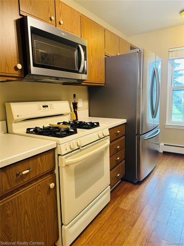 12421 Cambridge Boulevard 4, Green Oak Township, MI 48178