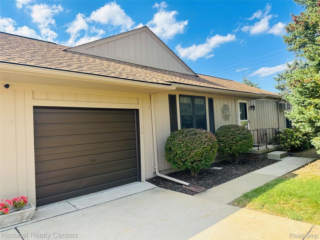 12421 Cambridge Boulevard 4, Green Oak Township, MI 48178