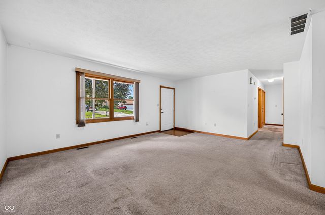 2530 Cedarridge, Columbus, IN 47203