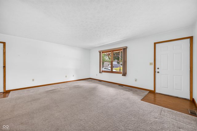 2530 Cedarridge, Columbus, IN 47203