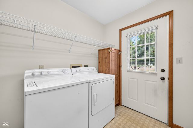 2530 Cedarridge, Columbus, IN 47203