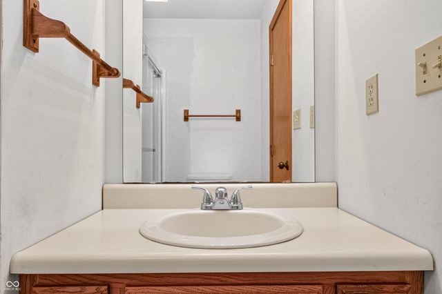 2530 Cedarridge, Columbus, IN 47203