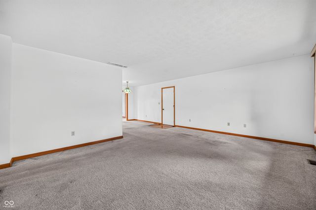 2530 Cedarridge, Columbus, IN 47203