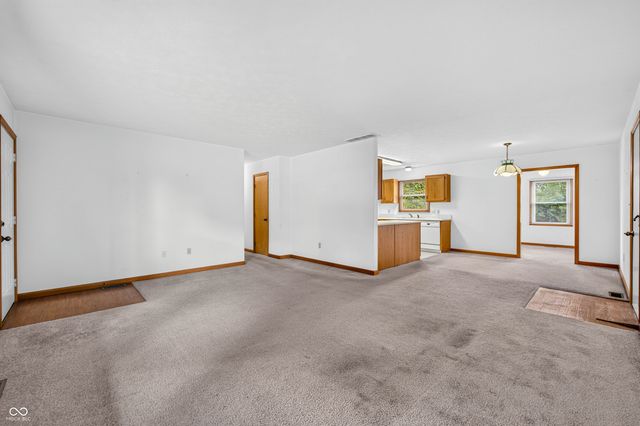 2530 Cedarridge, Columbus, IN 47203