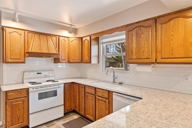 716 SUNSET DRIVE, Marinette, WI 54143