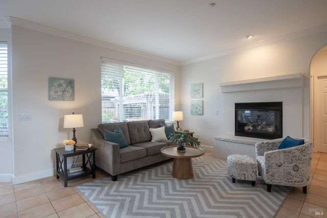 979 Lupine Ct, Healdsburg, CA 95448