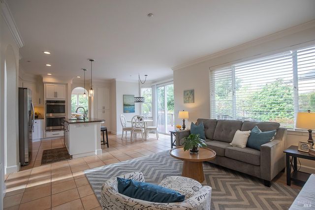 979 Lupine Ct, Healdsburg, CA 95448