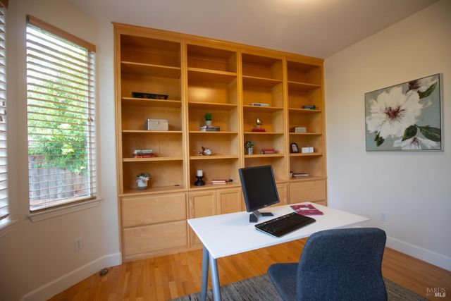 979 Lupine Ct, Healdsburg, CA 95448