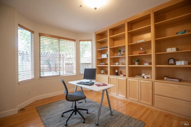 979 Lupine Ct, Healdsburg, CA 95448