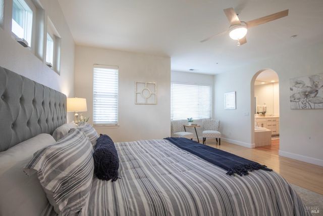 979 Lupine Ct, Healdsburg, CA 95448