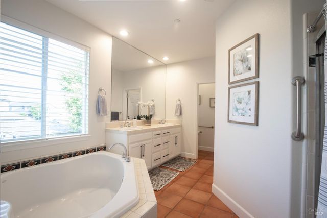 979 Lupine Ct, Healdsburg, CA 95448