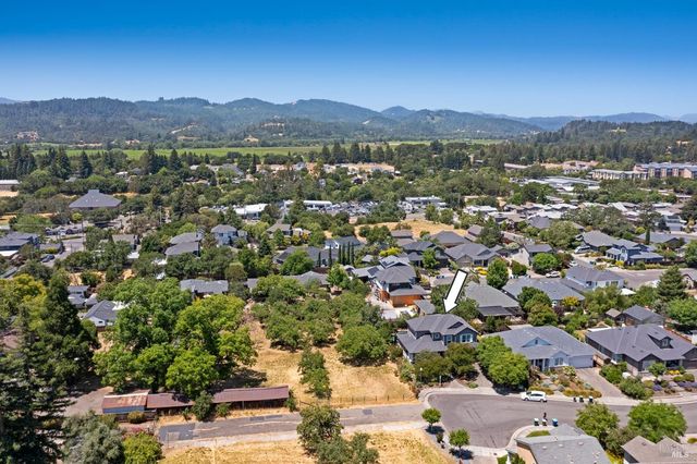 979 Lupine Ct, Healdsburg, CA 95448