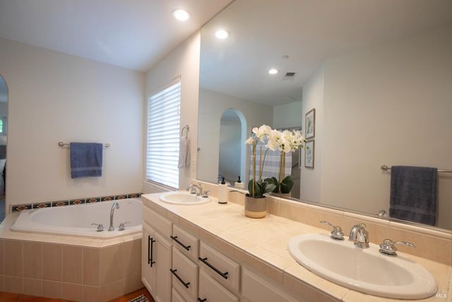 979 Lupine Ct, Healdsburg, CA 95448