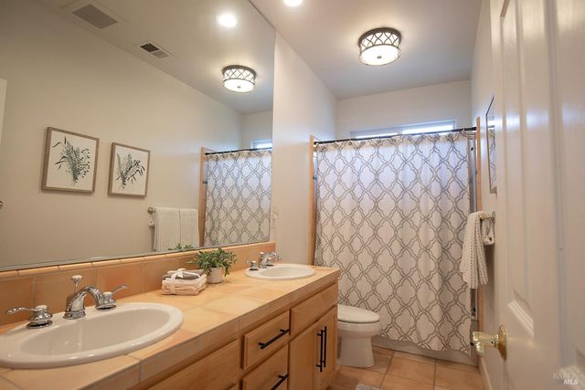 979 Lupine Ct, Healdsburg, CA 95448