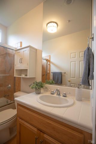 979 Lupine Ct, Healdsburg, CA 95448