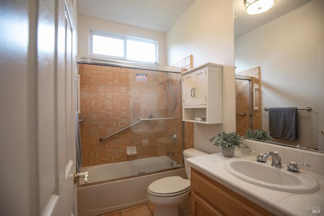 979 Lupine Ct, Healdsburg, CA 95448