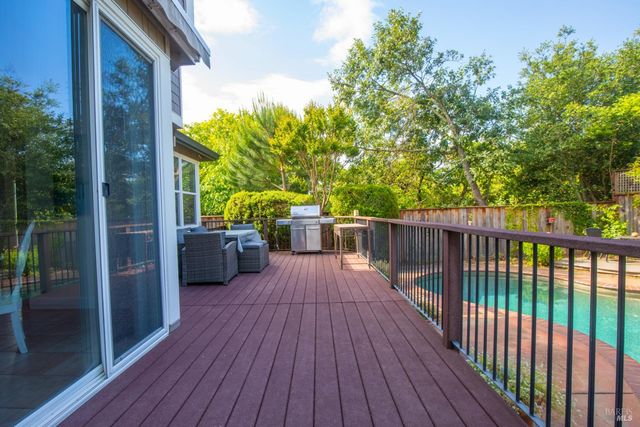 979 Lupine Ct, Healdsburg, CA 95448