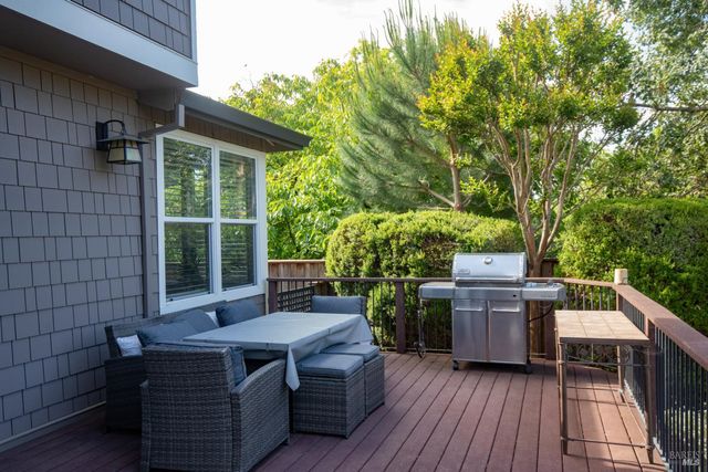 979 Lupine Ct, Healdsburg, CA 95448