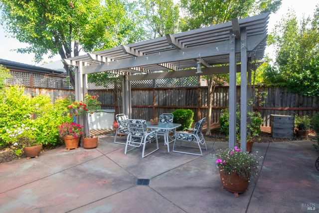 979 Lupine Ct, Healdsburg, CA 95448