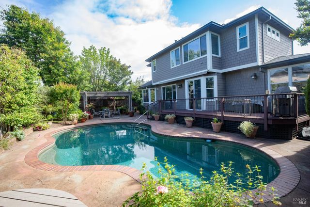 979 Lupine Ct, Healdsburg, CA 95448