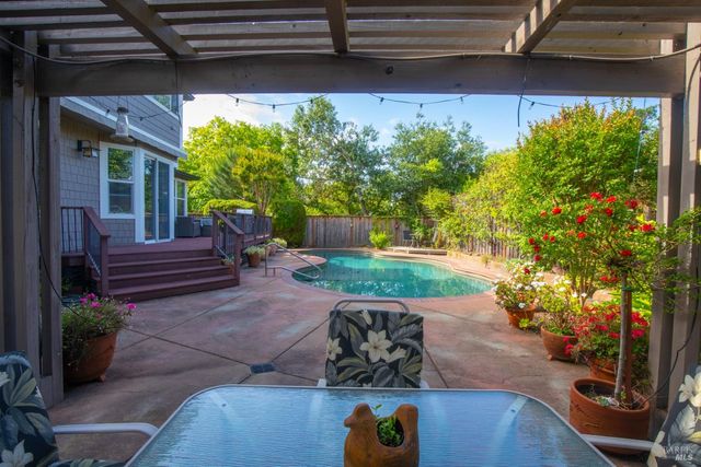 979 Lupine Ct, Healdsburg, CA 95448