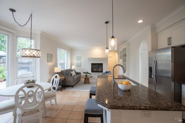 979 Lupine Ct, Healdsburg, CA 95448