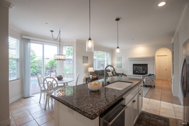 979 Lupine Ct, Healdsburg, CA 95448
