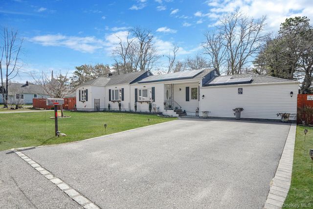 8 Evergreen Avenue, Brentwood, NY 11717