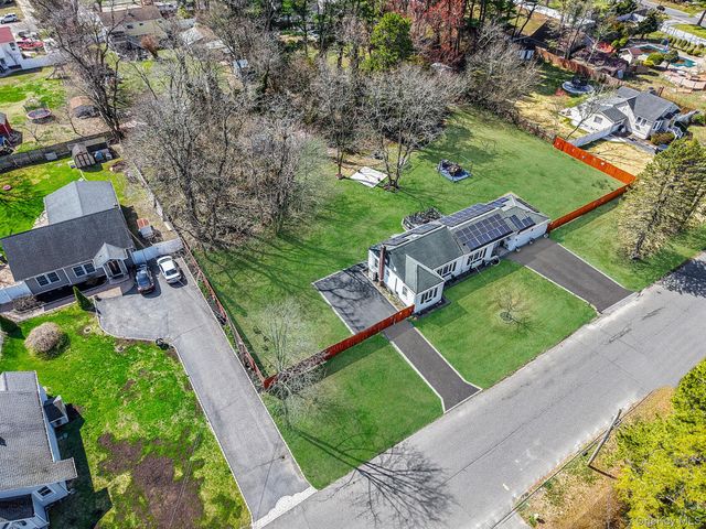 8 Evergreen Avenue, Brentwood, NY 11717