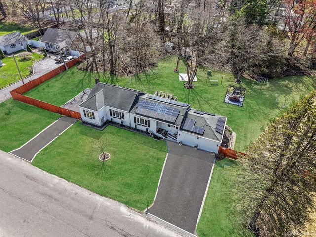 8 Evergreen Avenue, Brentwood, NY 11717
