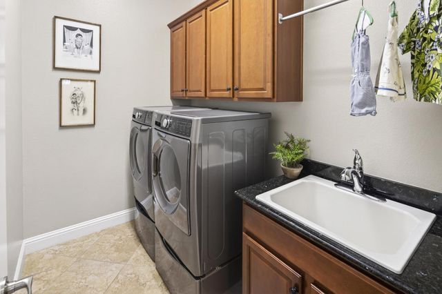 2056 Arlington Dr, Roseville, CA 95747