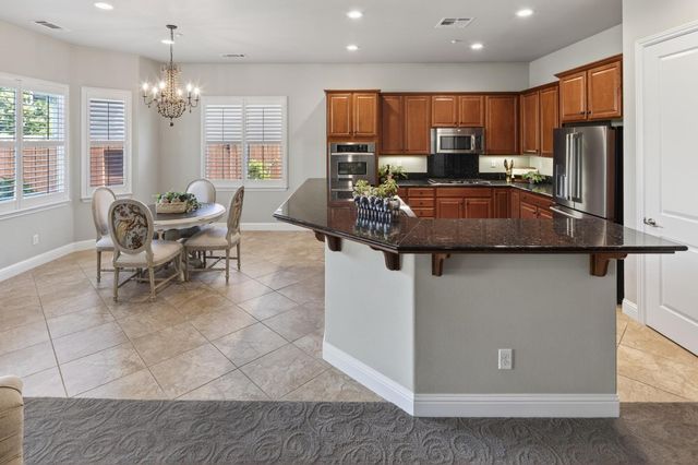 2056 Arlington Dr, Roseville, CA 95747