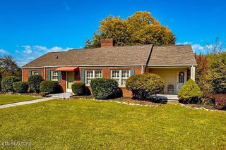 1267 Lakeview Drive, Dandridge, TN 37725